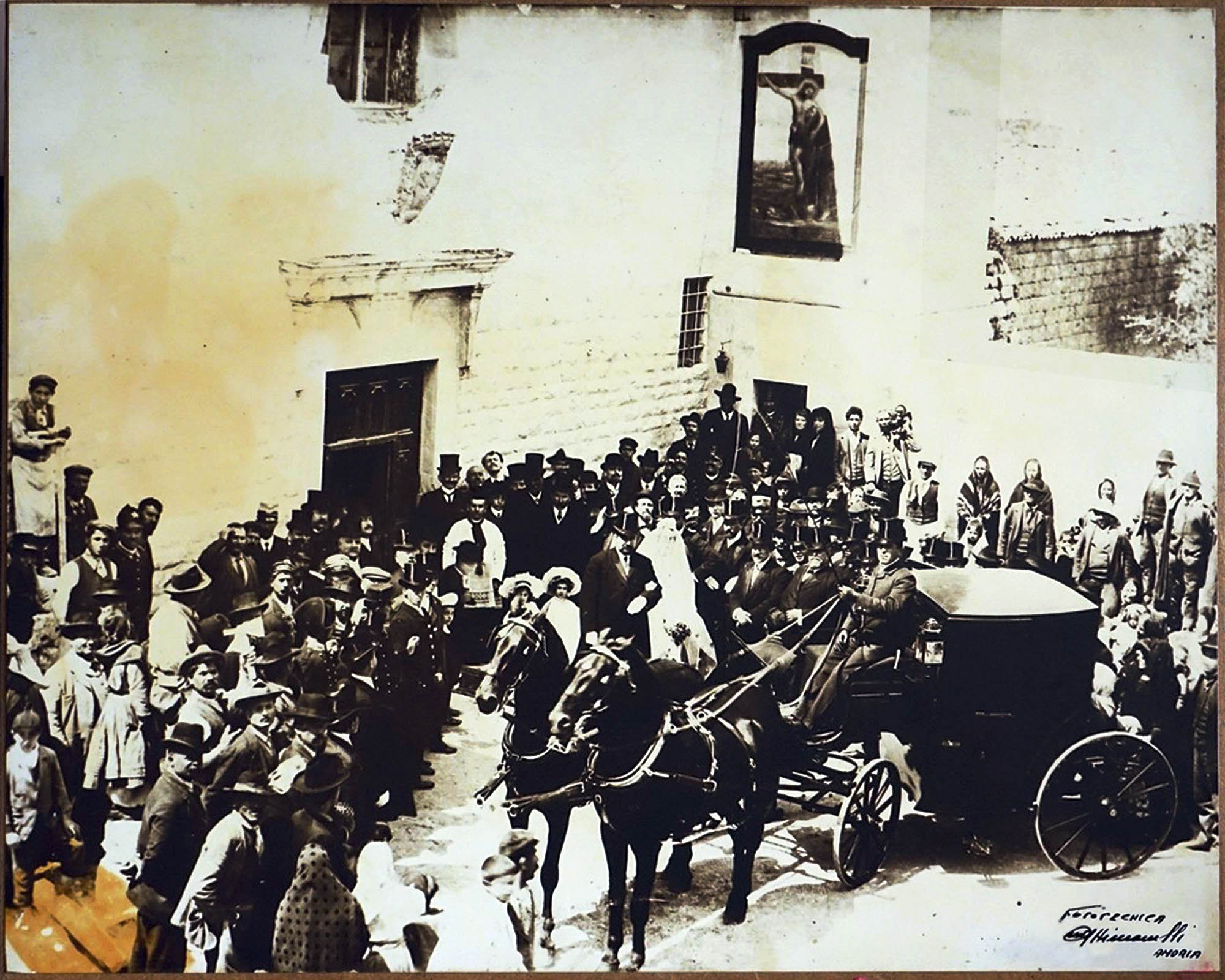 il sagrato della chiesa a fine Ottocento durante un matrimonio (da una foto di proprietà del Sig. Riccardo Bonomo)